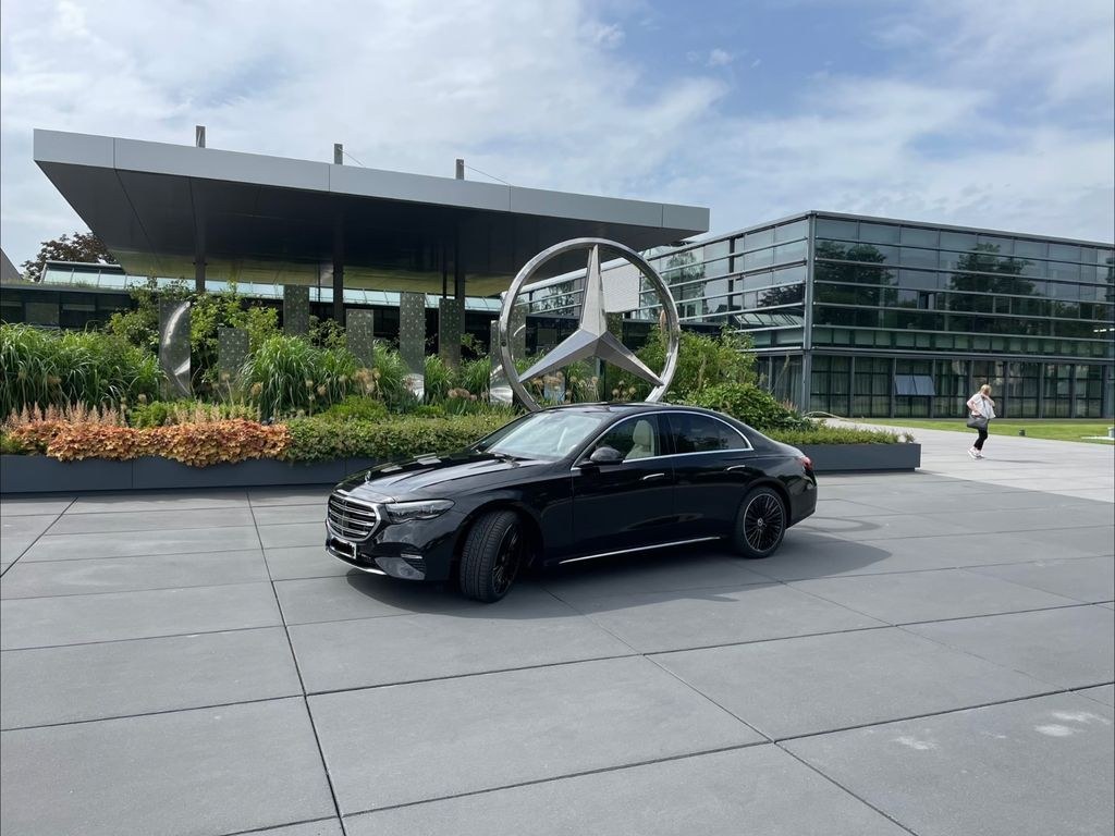نمای دیگر مرسدس بنز E 220 d *اکسکلوسیو* ایرماتیک / فرمان محور عقب