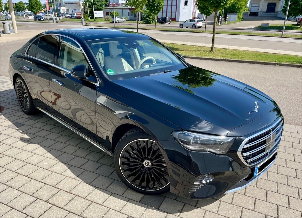نمای دیگر مرسدس بنز E 220 d *اکسکلوسیو* ایرماتیک / فرمان محور عقب
