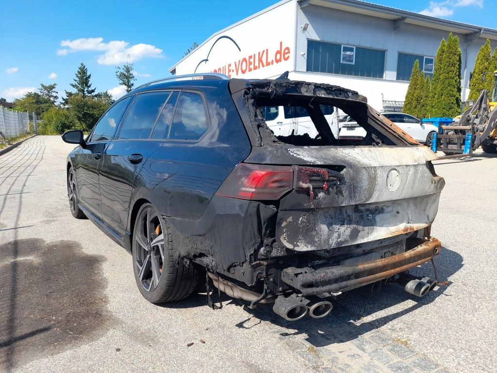 نمای دیگر فولکس واگن گلف VIII واریانت 2.0 TSI 4Motion R LED/NAVI