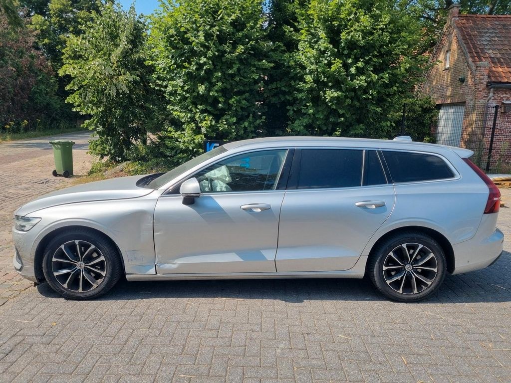 نمای دیگر ولوو V60 D3 اتوماتیک استیشن مومنتوم پرو ناوی چرم
