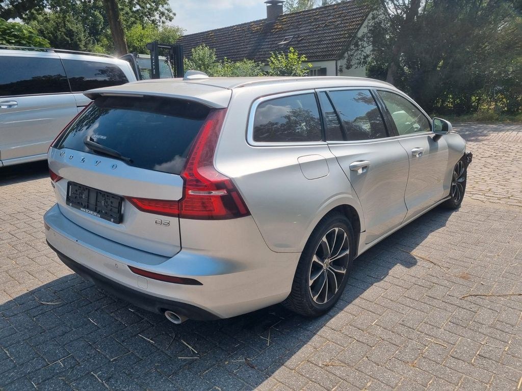 نمای دیگر ولوو V60 D3 اتوماتیک استیشن مومنتوم پرو ناوی چرم