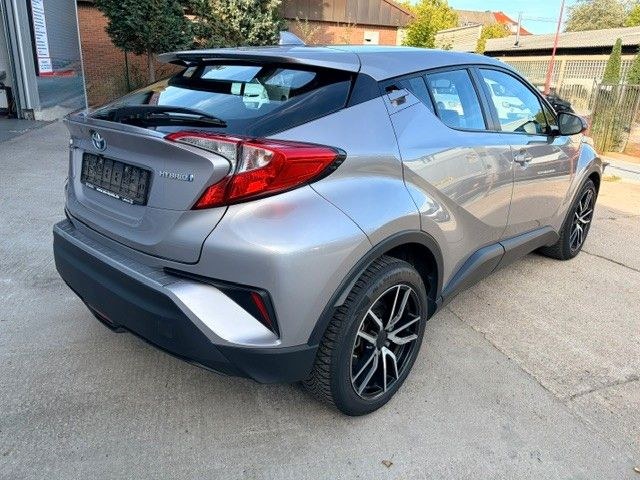 نمای دیگر تویوتا C-HR هیبرید فلو