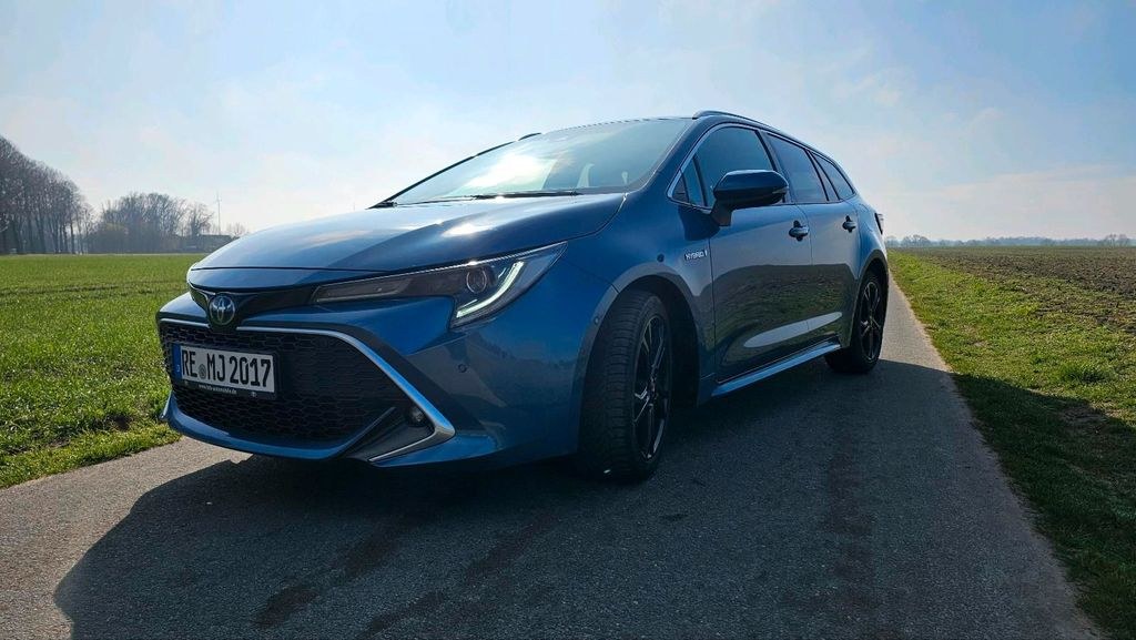 نمای دیگر تویوتا Corolla Hybrid 2.0l Lounge
