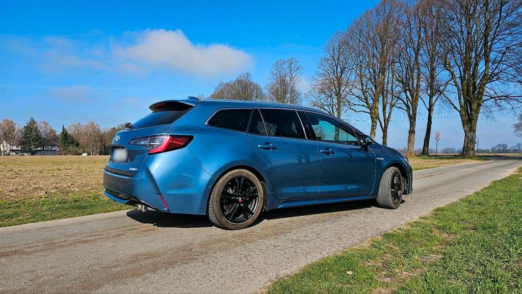 نمای دیگر تویوتا Corolla Hybrid 2.0l Lounge
