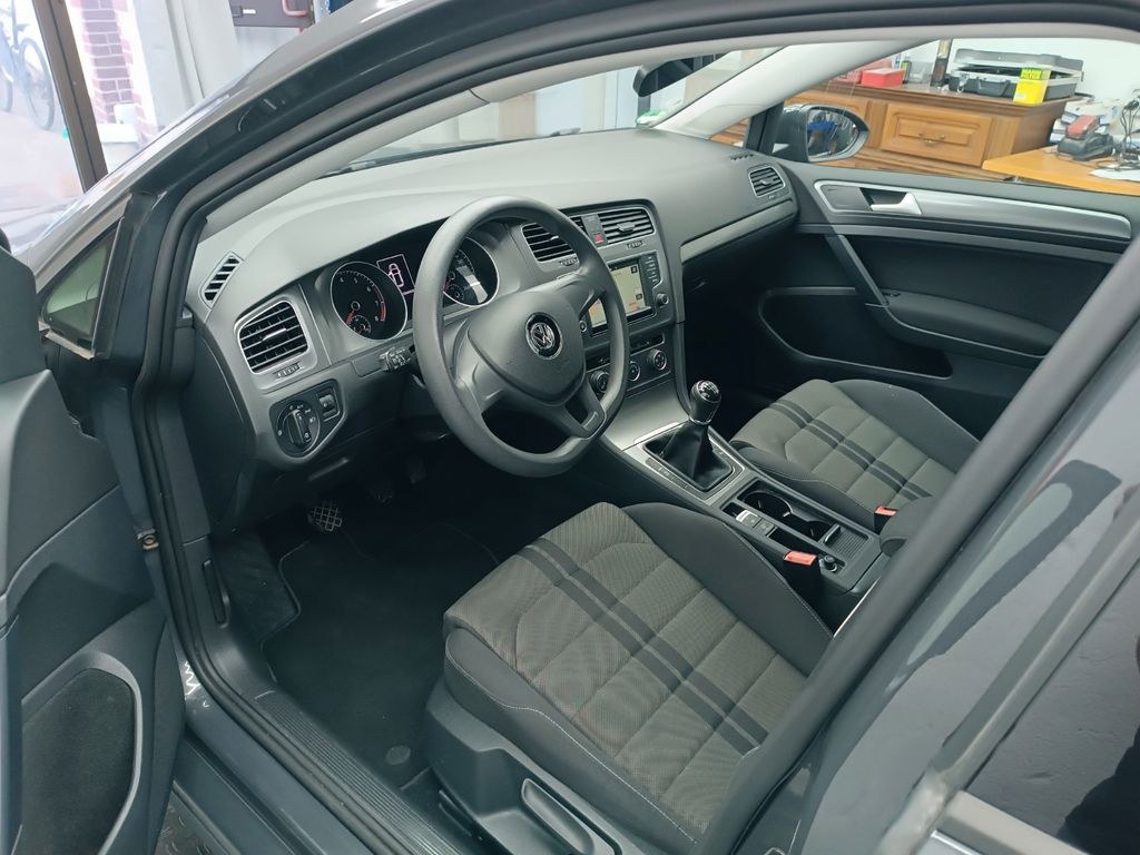 نمای دیگر فولکس واگن Golf VII Lim. Trendline BMT