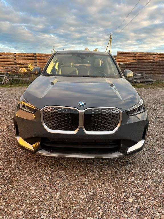 نمای دیگر بی ام و iX1 xDrive30 مدل اروپا