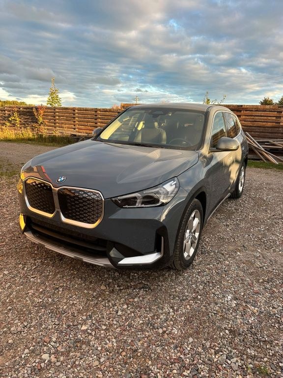 نمای دیگر بی ام و iX1 xDrive30 مدل اروپا