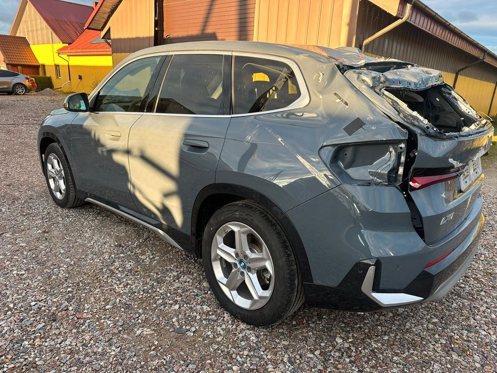 نمای دیگر بی ام و iX1 xDrive30 مدل اروپا
