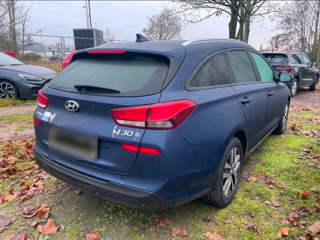 نمای دیگر هیوندای اینجا هیوندای i30 1.6 CDI پرشن، بله K...