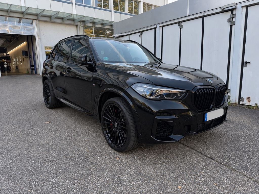 نمای دیگر بی ام و X5 M50 M50i -