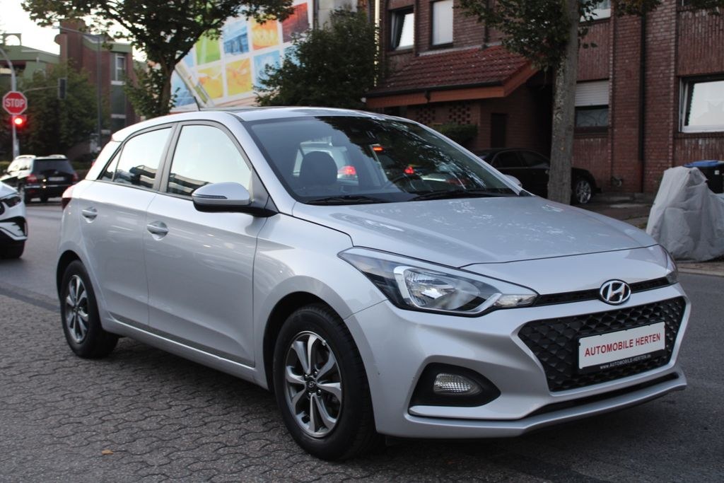 نمای دیگر هیوندای i20 1.2 سلکت *کلیما*5TÜRIG*EURO6*TOP!