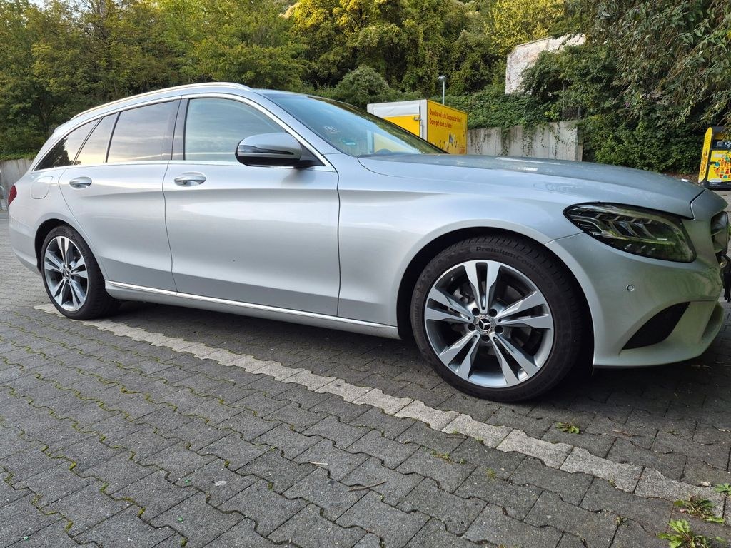 نمای دیگر مرسدس بنز C 220 d T آوانگارد