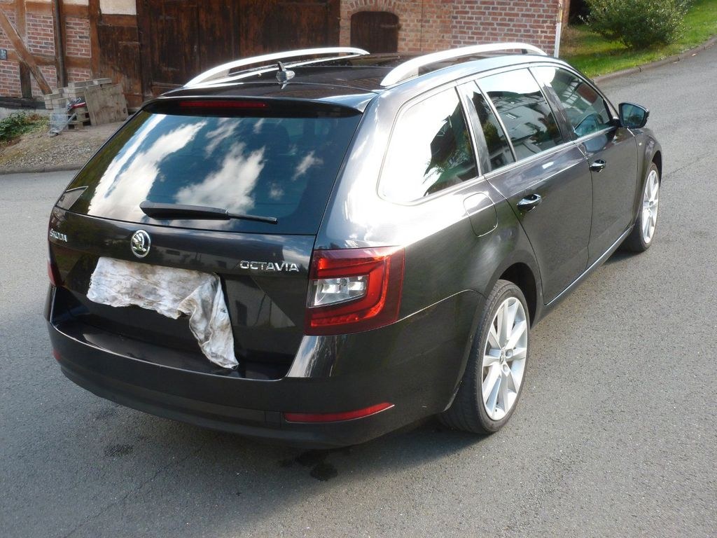 نمای دیگر اشکودا اکتاویا کمبی 2,0 TDI درایو DSG
