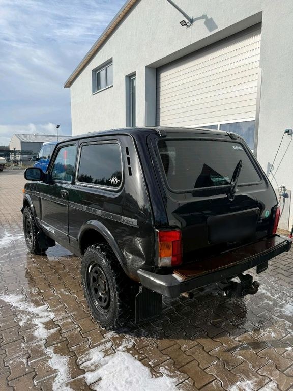 نمای دیگر لادا نیوا 4x4 توف 09/27 سوار شو و بران