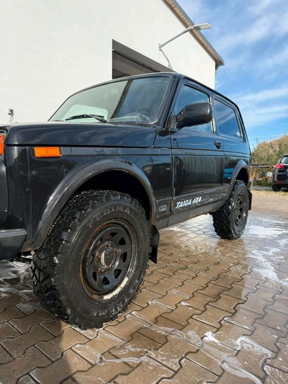 نمای دیگر لادا نیوا 4x4 توف 09/27 سوار شو و بران