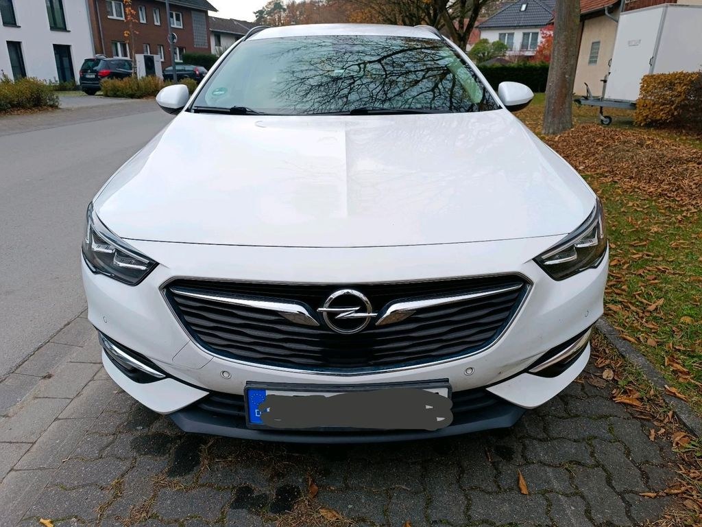 نمای دیگر اوپل اینسیگنیا اسپورت تورر 2.0 دیزل اتوماتیک