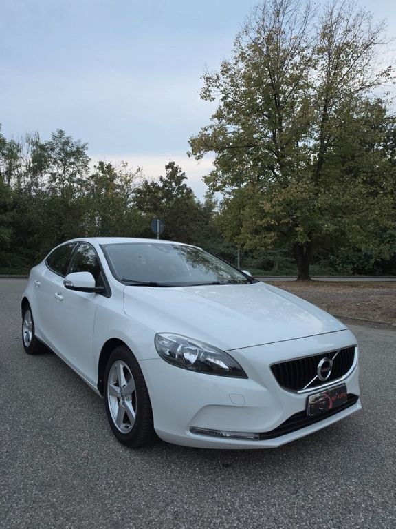 نمای دیگر ولوو V40 D2 اینسکریپشن