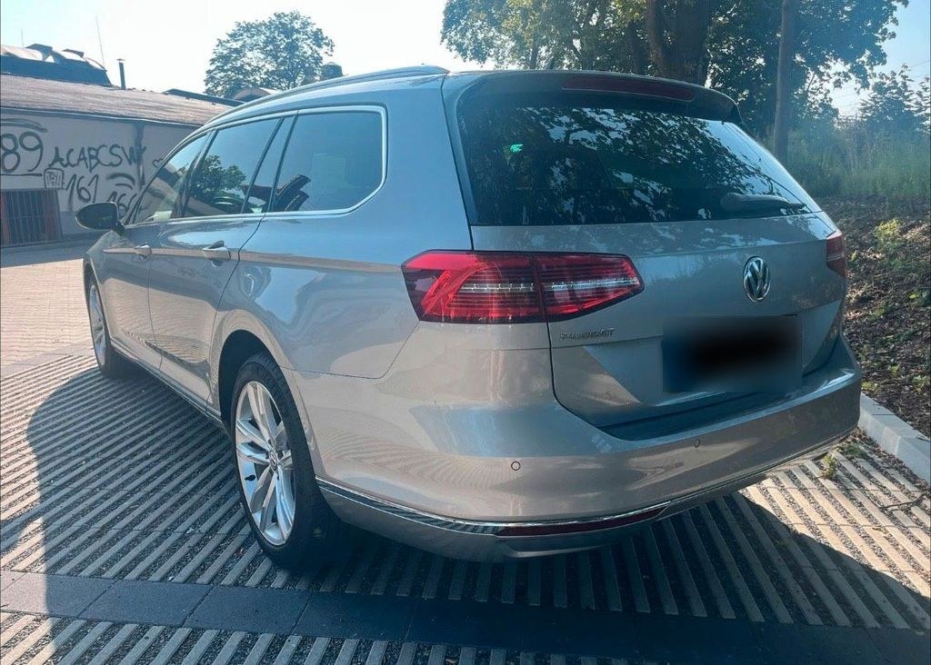 نمای دیگر فولکس واگن پاسات B8 واریانت 2.0 TDI