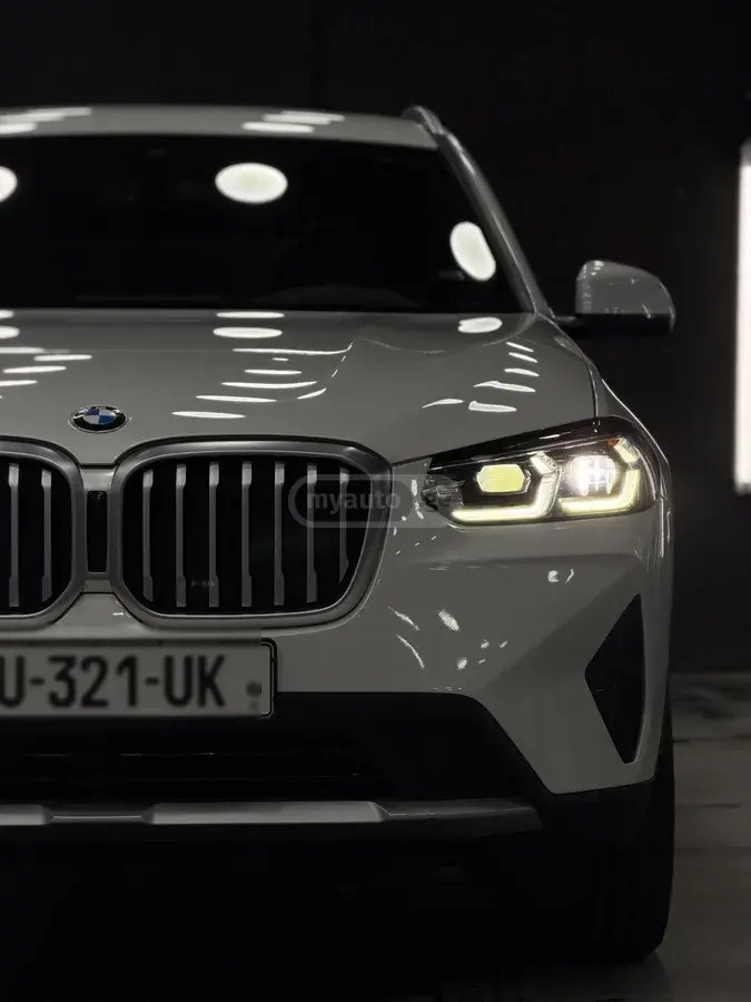 نمای دیگر بی ام و xDrive30i 4 در چهار چرخ محرک 2024