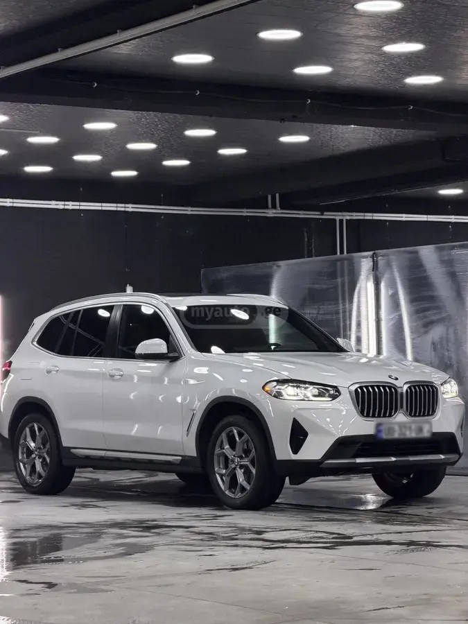 نمای دیگر بی ام و xDrive30i 4 در چهار چرخ محرک 2024