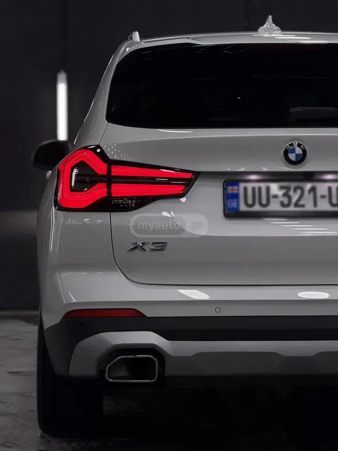 نمای دیگر بی ام و xDrive30i 4 در چهار چرخ محرک 2024