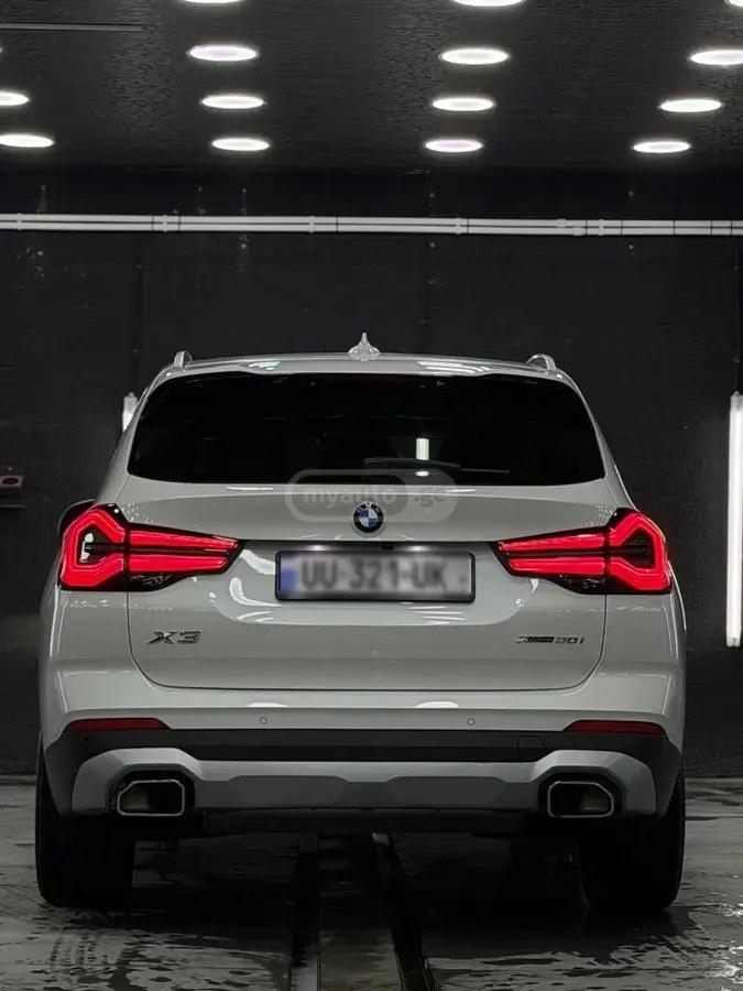 نمای دیگر بی ام و xDrive30i 4 در چهار چرخ محرک 2024