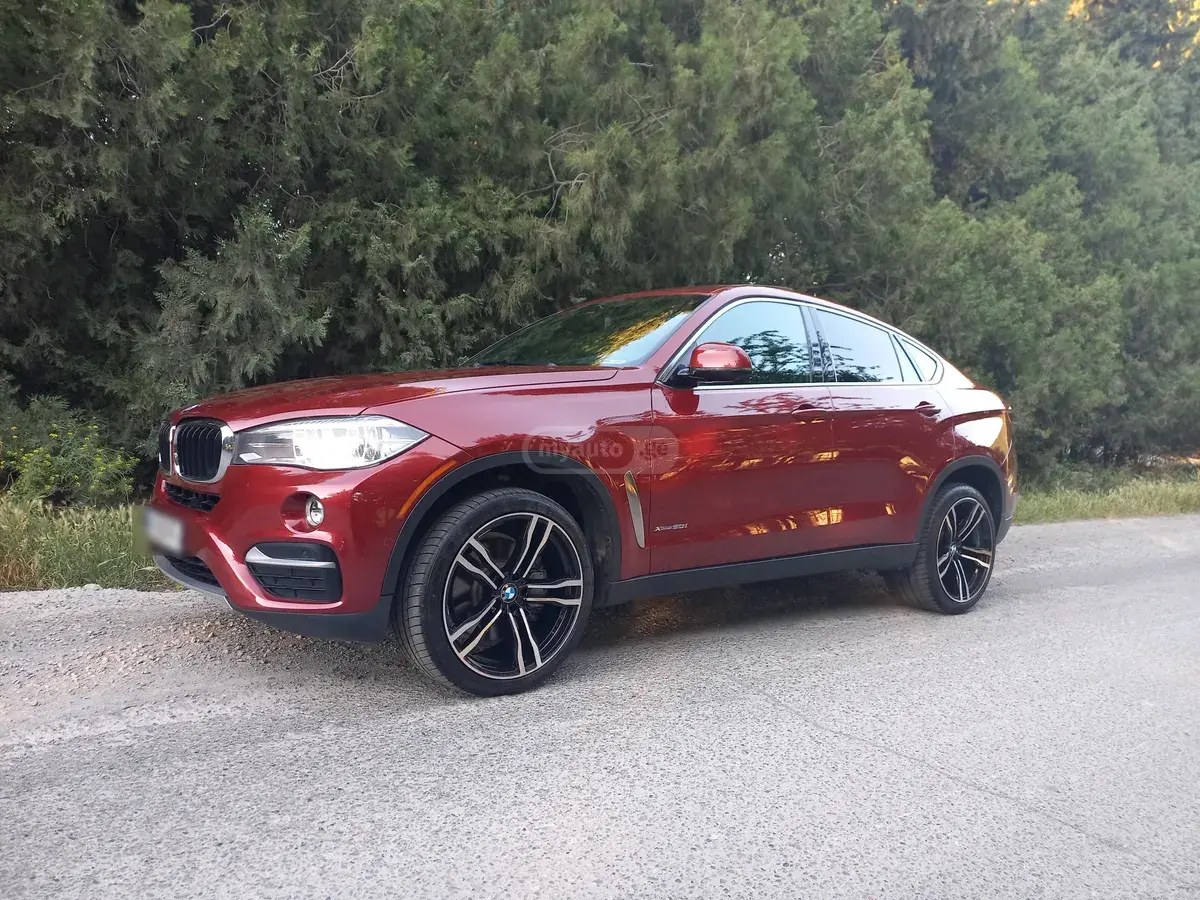 نمای دیگر بی ام و xDrive50i 4 در چهار چرخ محرک 2018