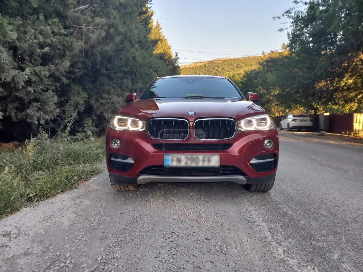 نمای دیگر بی ام و xDrive50i 4 در چهار چرخ محرک 2018