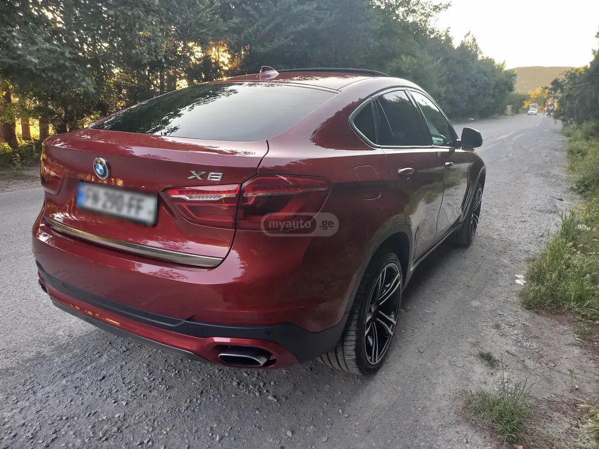 نمای دیگر بی ام و xDrive50i 4 در چهار چرخ محرک 2018