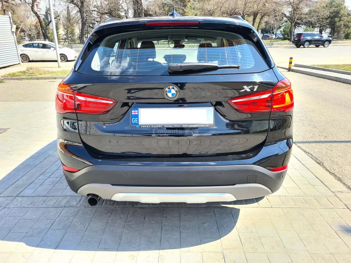 نمای دیگر بی ام و XDRIVE 18D 2017