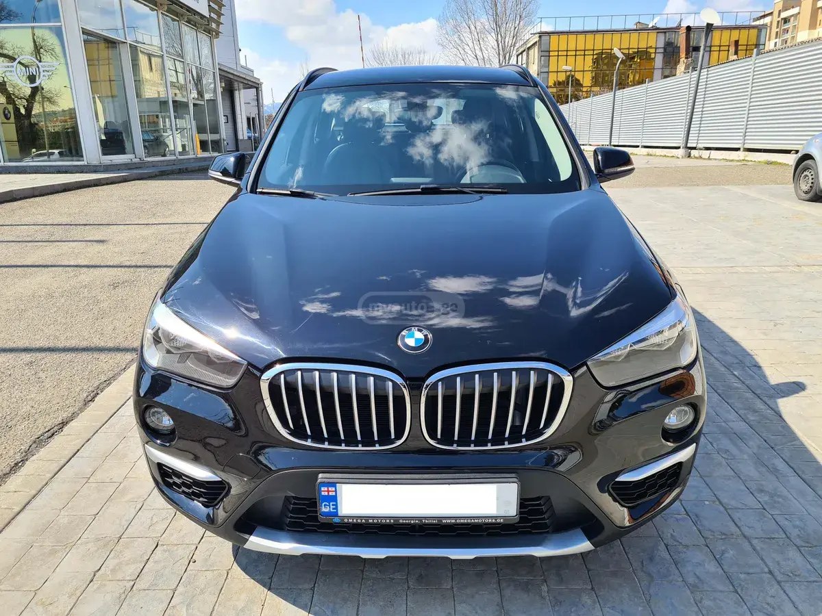 نمای دیگر بی ام و XDRIVE 18D 2017
