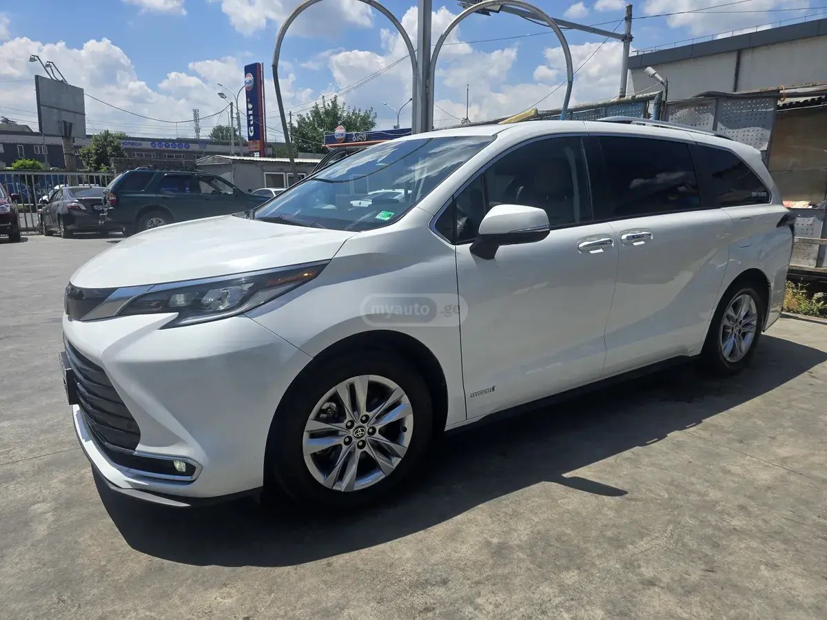 نمای دیگر تویوتا لیمیتد 7 سرنشین 4dr Front- 2021