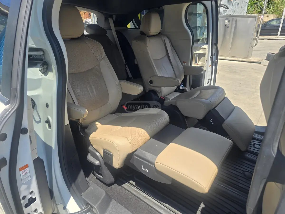 نمای دیگر تویوتا لیمیتد 7 سرنشین 4dr Front- 2021