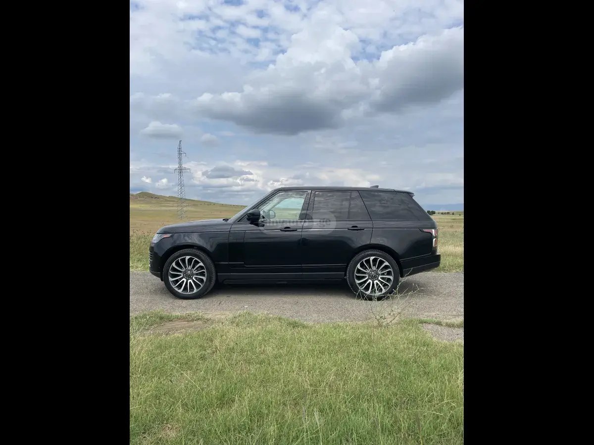 نمای دیگر لندروور 525 HSE V8 سوپرشارژ 2019