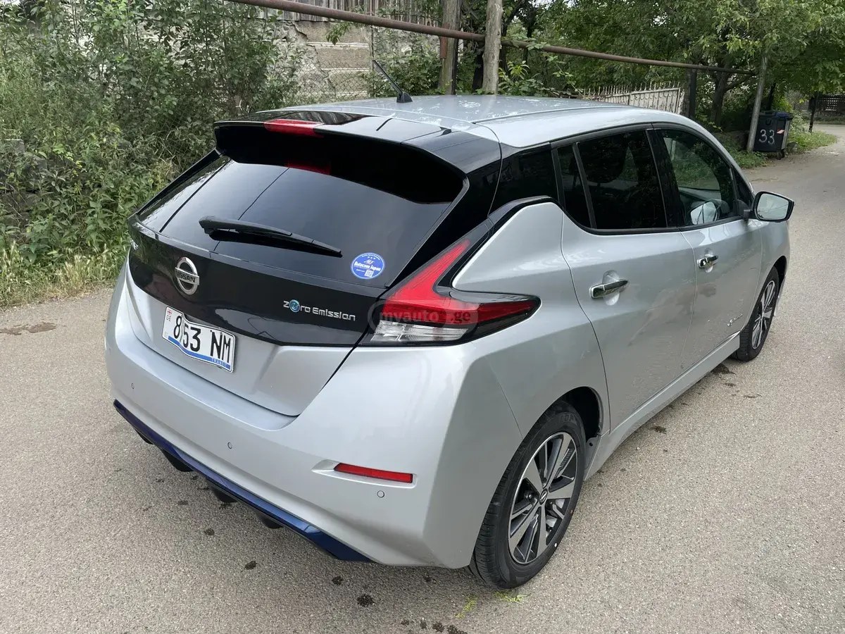 نمای دیگر نیسان XV 2021