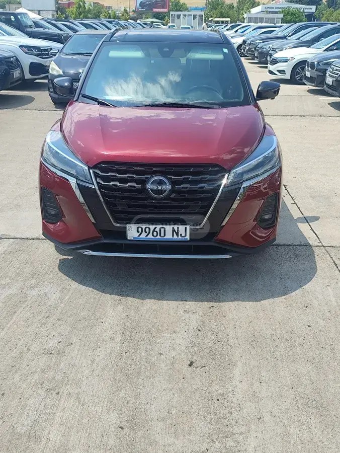 نمای دیگر نیسان SR 4dr دیفرانسیل جلو CVT 2022