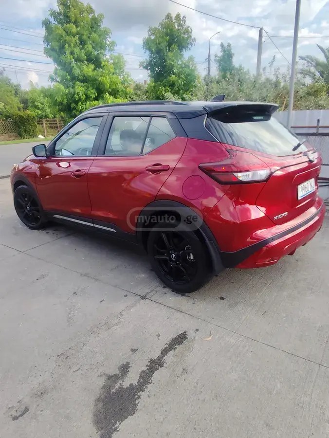 نمای دیگر نیسان SR 4dr دیفرانسیل جلو CVT 2022