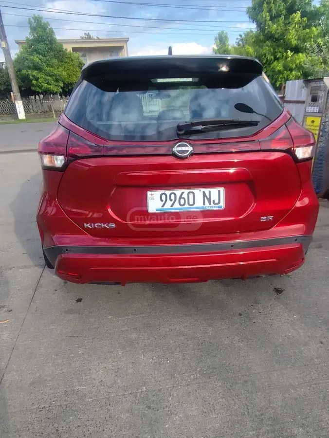 نمای دیگر نیسان SR 4dr دیفرانسیل جلو CVT 2022