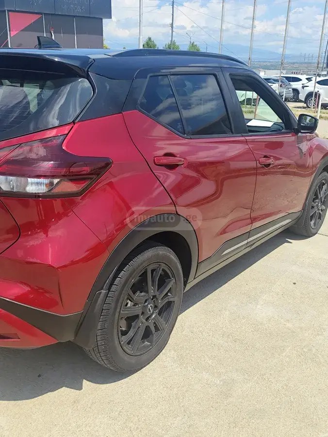 نمای دیگر نیسان SR 4dr دیفرانسیل جلو CVT 2022