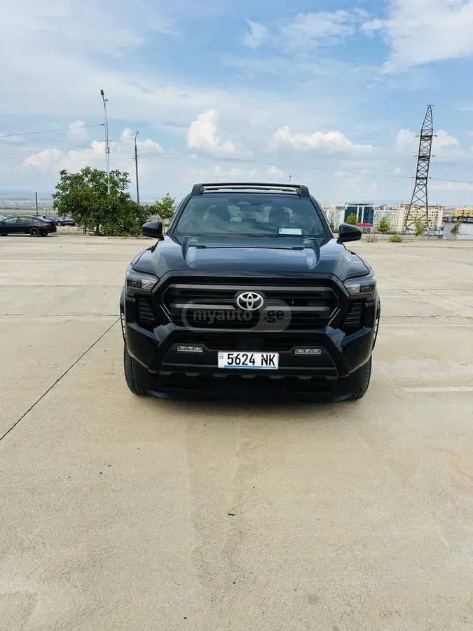 نمای دیگر تویوتا SR 5 2024