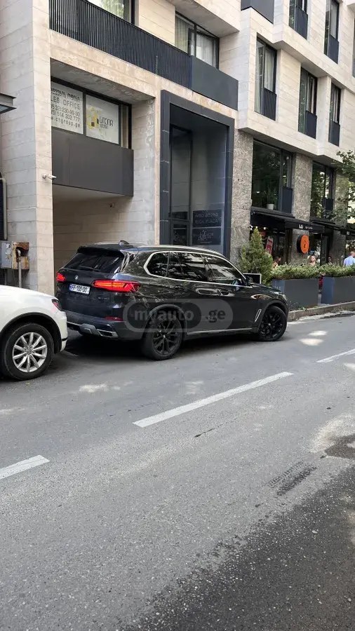 نمای دیگر بی ام و xDrive40i 4 در چهار چرخ محرک 2020