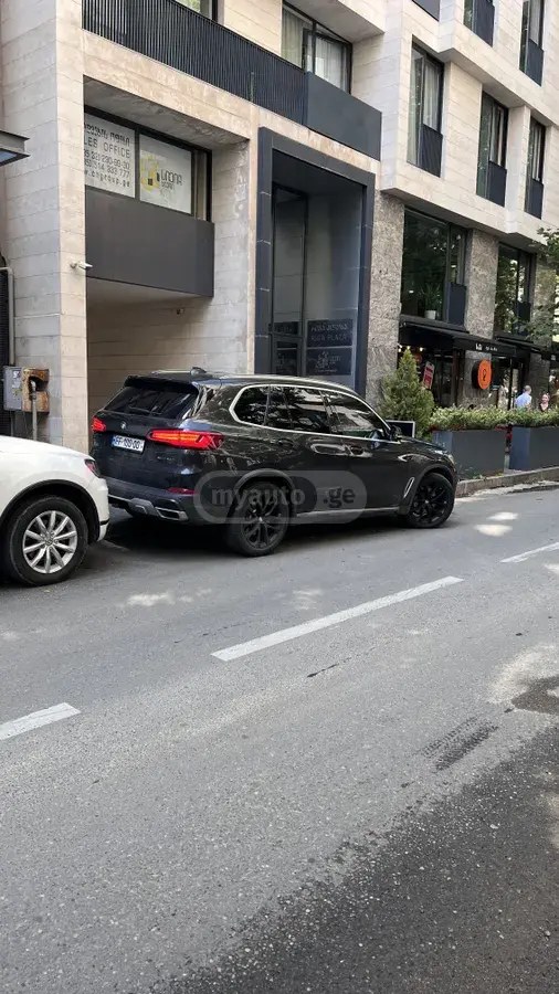 نمای دیگر بی ام و xDrive40i 4 در چهار چرخ محرک 2020