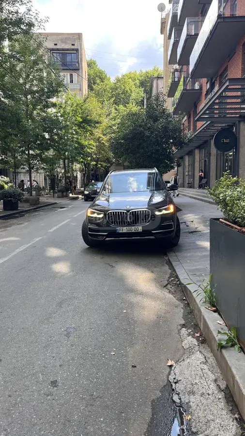نمای دیگر بی ام و xDrive40i 4 در چهار چرخ محرک 2020