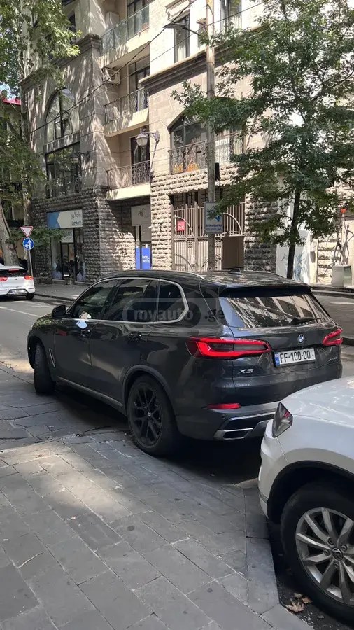 نمای دیگر بی ام و xDrive40i 4 در چهار چرخ محرک 2020