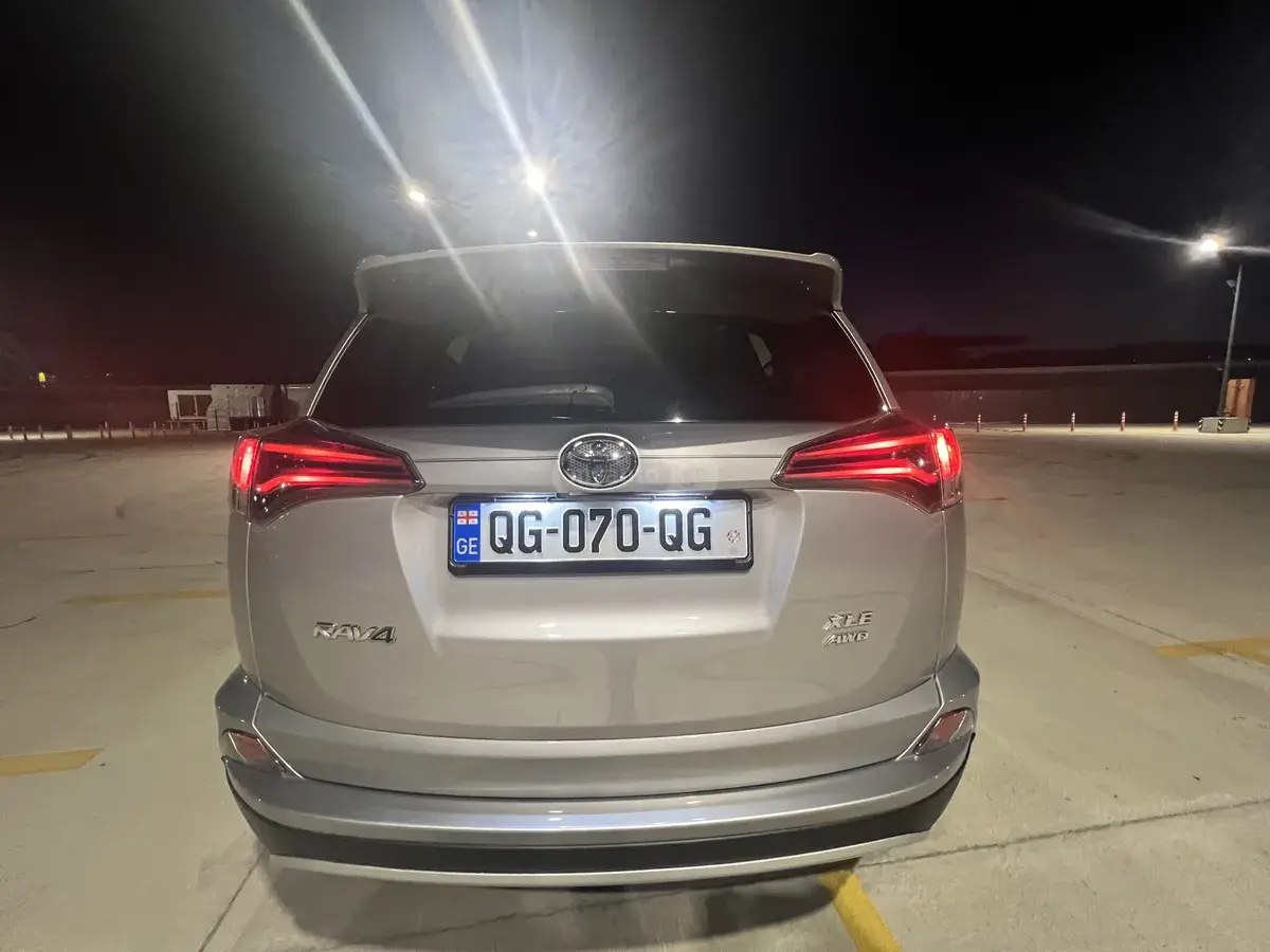 نمای دیگر تویوتا XLE 4dr چهار چرخ محرک Automa 2017
