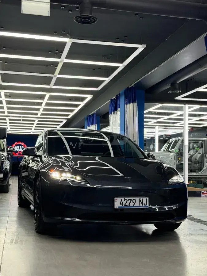نمای دیگر تسلا 2025