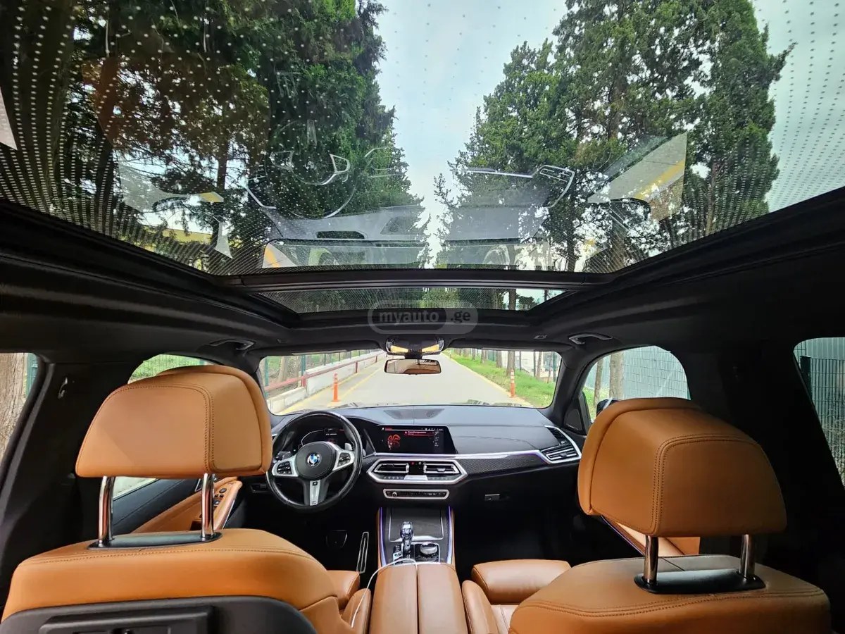 نمای دیگر بی ام و M50i 4 در چهار چرخ محرک اسپرت 2022