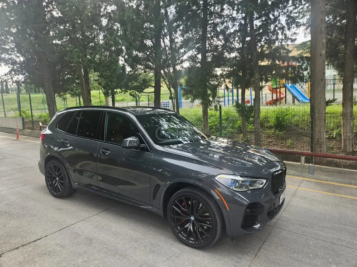 نمای دیگر بی ام و M50i 4 در چهار چرخ محرک اسپرت 2022