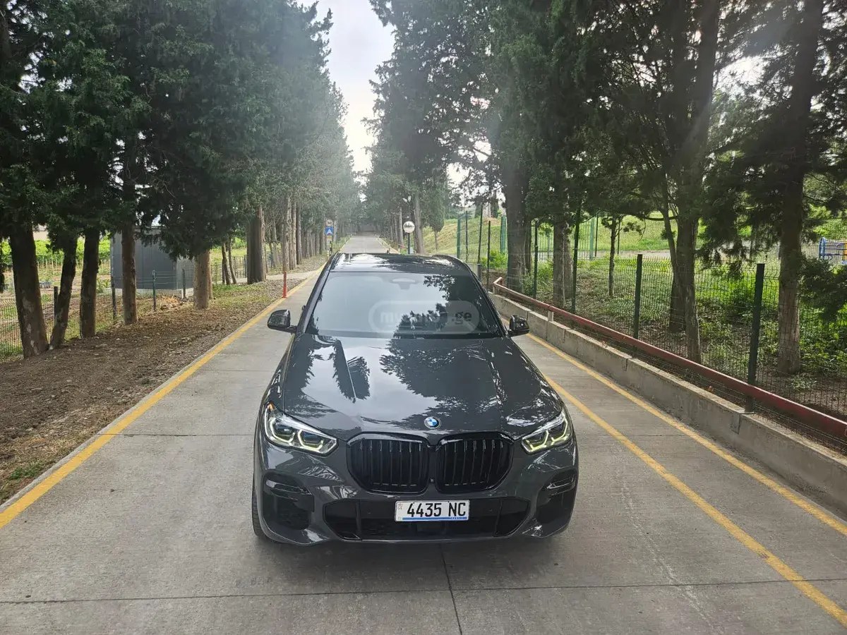 نمای دیگر بی ام و M50i 4 در چهار چرخ محرک اسپرت 2022