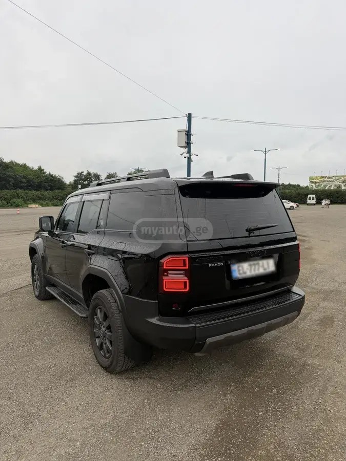 نمای دیگر تویوتا LC 250 2024